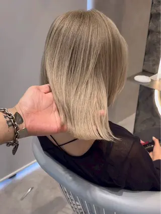 ショート カラー Lond Le'a /ハイトーンカラーのヘアスタイル