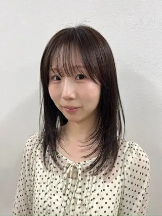 ミディアム 岡崎 巧音のヘアスタイル
