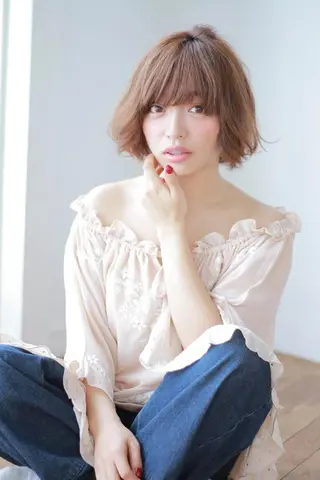 ショート レイヤーカット✖️ 柔らかベージュカラーのヘアスタイル