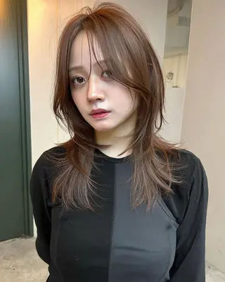 ミディアム ブリーチ×レイヤー Hiroto/表参道のヘアスタイル