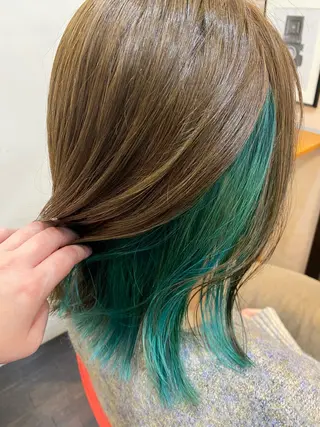 ミディアム 小町 奈美のヘアスタイル