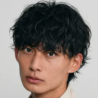 ショート パーマ メンズ 丸山 哲史のヘアスタイル