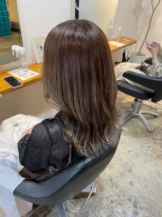 ミディアム カラー MIOベージュカラー 柔らかいカラーのヘアスタイル