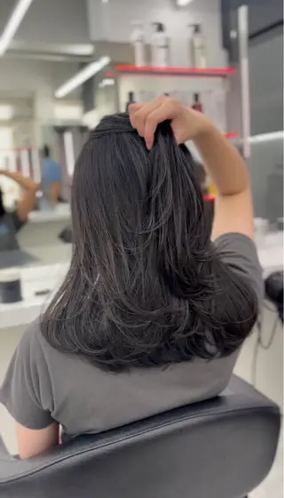 セミロング カラー 抜け感レイヤー︴ ニュアンスカラーのヘアスタイル