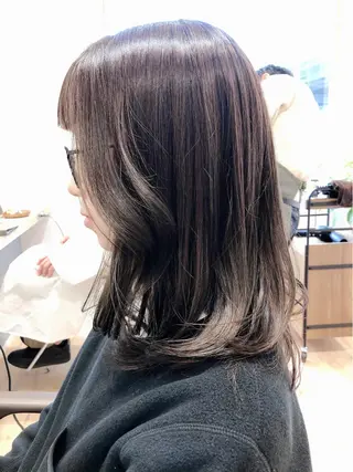 セミロング 白髪ぼかしハイライト 💫ミネ ヒロシのヘアスタイル