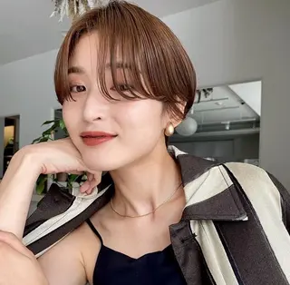 ミディアム カラー パーマ ヘアアレンジ コテ巻き風パーマ 縮毛矯正が得意のヘアスタイル