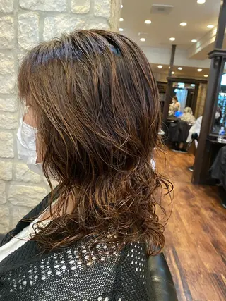 セミロング パーマ ブリーチカラー⸜♡⸝ クルミ🐍のヘアスタイル