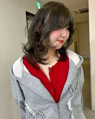 ミディアム カラー mizuki/ピンク ベージュ.レイヤーのヘアスタイル