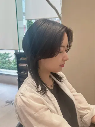 セミロング カラー ミオ💎ショート 透ける暗髪のヘアスタイル