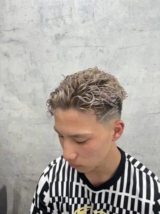 メンズ フェードパーマ 新倉幸之助のヘアスタイル