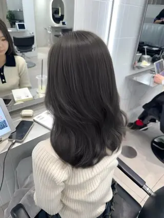 ミディアム モデル支持率Ｎｏ．1 透明感グレージュのヘアスタイル