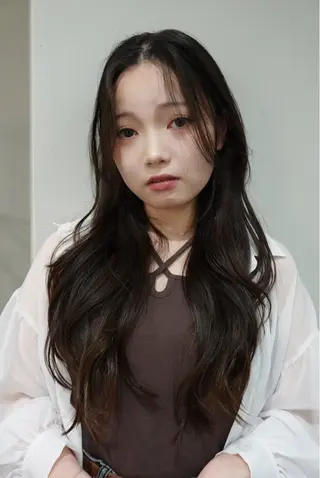 ロング IORI/暖色カラー 顔まわりカットのヘアスタイル