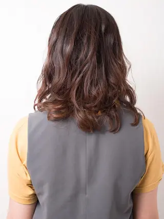 ミディアム 金澤 愛のヘアスタイル