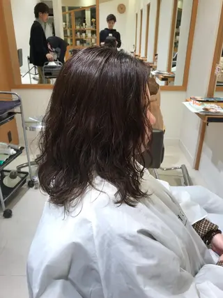 セミロング ARMONY秋山輝也 コテ巻き風パーマ特化のヘアスタイル