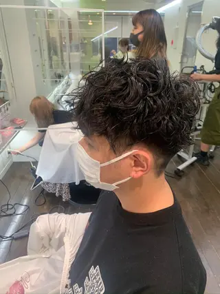 ミディアム パーマ メンズ 三矢 ちなつのヘアスタイル
