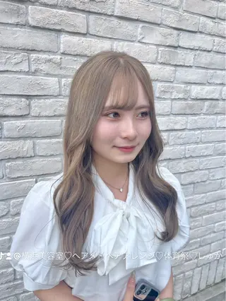 ロング ハイトーンカラー シールエクステのヘアスタイル