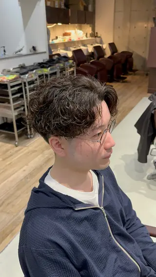 パーマ メンズ fifth原宿 宮部蓮のヘアスタイル