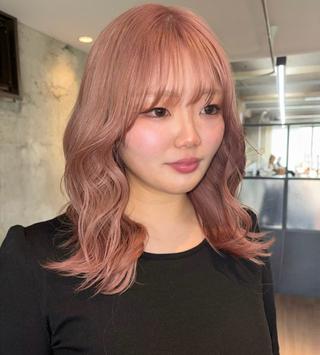 ミディアム Cocona🦤 ハイトーン/レイヤーのヘアスタイル