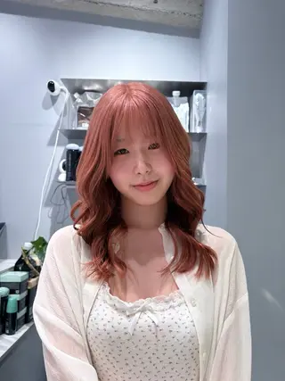 ミディアム カラー NANA🦖 ハイトーンデザインのヘアスタイル