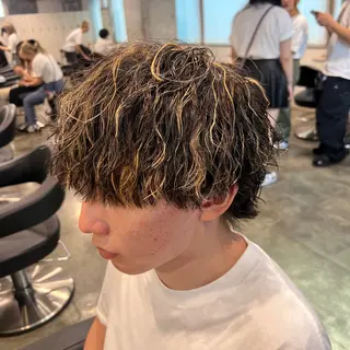 カラー パーマ メンズ ハイトーンカラー 🦄レイヤーカットのヘアスタイル