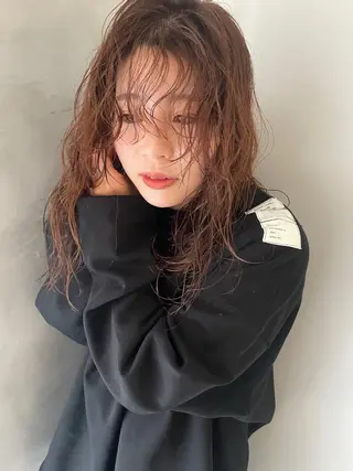 ミディアム パーマ ブリーチなし 寒色カラーのヘアスタイル