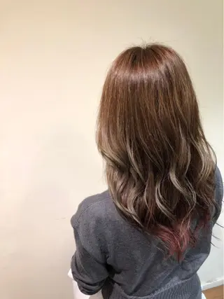 セミロング カラー 秋田 亜由美のヘアスタイル