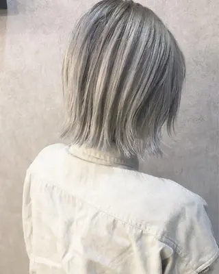 ショート カラー 顔周りレイヤーカット ブリーチminamiのヘアスタイル
