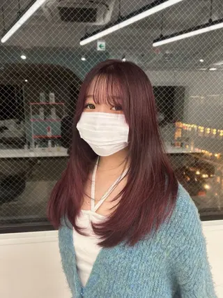 ロング カラー 縮毛ブリーチ／黒染め 複雑履歴／ホワイトのヘアスタイル