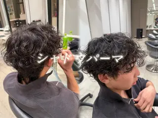 ショート パーマ メンズ みっちー/縮毛矯正/ 艶カラーのヘアスタイル