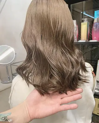 ミディアム カラー マツエク・マツパ ハイトーンボブ 前田 表参道　グレージュのヘアスタイル