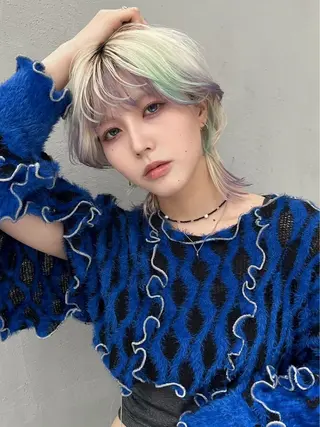 ミディアム カラー イツク ⚡️ ルーツ/ハイトーンのヘアスタイル