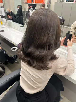 セミロング 寒色/ベージュヘア ブリーチありMiOのヘアスタイル