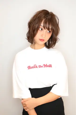 ミディアム カラー パーマ 髪質改善✨透明感カラ ー🌈シエルブルーのヘアスタイル