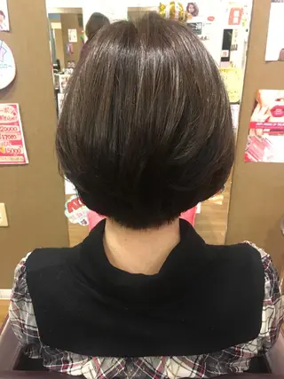 ショート カラー CALMHAIR 五十實淳のヘアスタイル