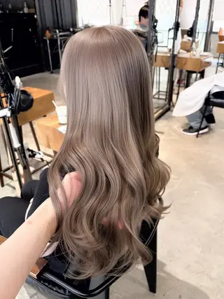 ロング カラー 似合わせベージュ 🍯ayumi🍯のヘアスタイル