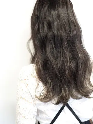 セミロング カラー パーマ ヘアアレンジ メンズハイトーン メンズバレイヤージュのヘアスタイル