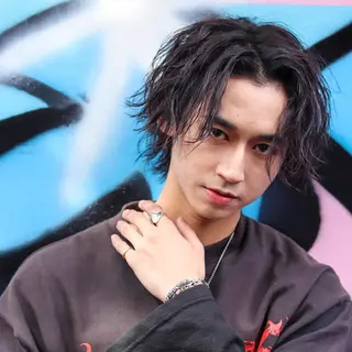 ミディアム カラー パーマ メンズ 🔥メンズ極🔥韓国 シャドウ/波巻き柿崎のヘアスタイル
