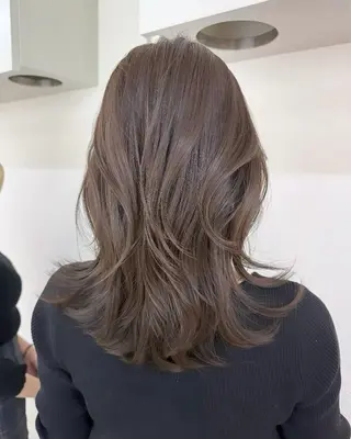 セミロング カラー 井上 育海のヘアスタイル
