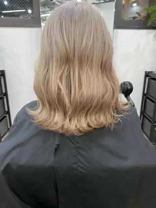 セミロング カラー ヘアアレンジ ブリーチダブルカラー 元町三宮/三ノ宮のヘアスタイル