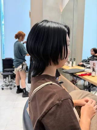 セミロング カラー ミオ💎ショート 透ける暗髪のヘアスタイル
