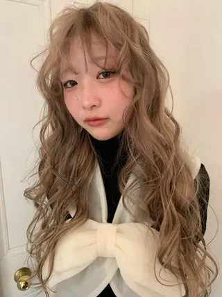 ロング wakana/ 柔らかベージュカラーのヘアスタイル