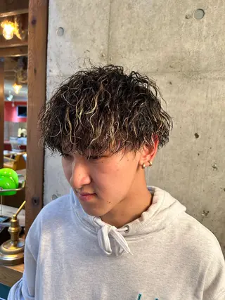 ショート カラー パーマ メンズ 🎨デザイン🥇 美髪・艶髪 日暮千敬のヘアスタイル