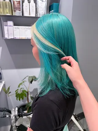 ミディアム カラー NANA🦖 ハイトーンデザインのヘアスタイル