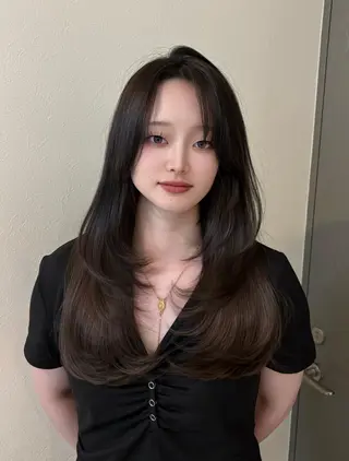 セミロング FOCUSJAPAN 烏丸のヘアスタイル
