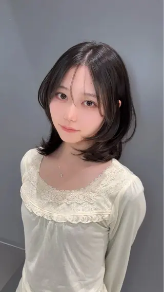 ミディアム がわ/ハイレイヤー /ハイトーンカラーのヘアスタイル