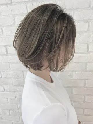 ショート あやか 白髪ぼかしハイライトのヘアスタイル
