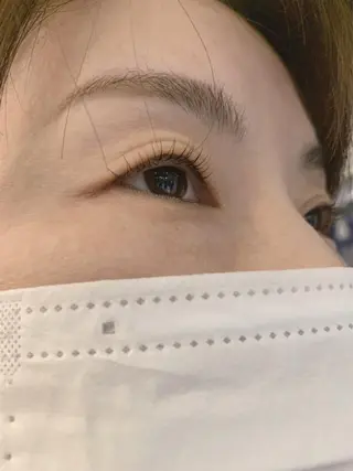 マツエク・マツパ レイヤーカット✖️ 柔らかベージュカラーのヘアスタイル