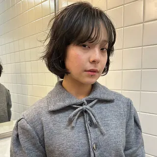 ミディアム KURO 艶カラー レイヤーカットのヘアスタイル