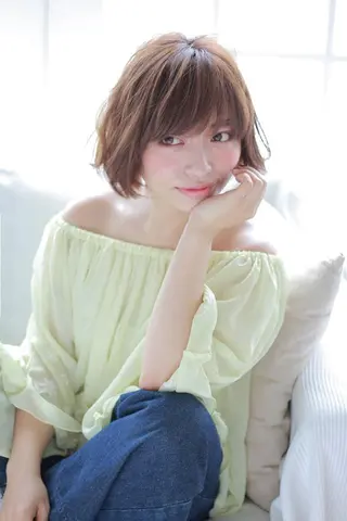 ショート レイヤーカット✖️ 柔らかベージュカラーのヘアスタイル