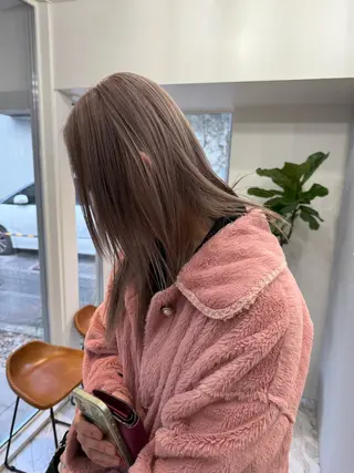 セミロング カラー ミルクティー× グレージュMOMOのヘアスタイル